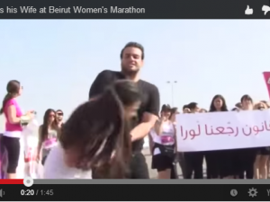 بالفيديو: يعنّف زوجته خلال سباق للدفاع عن حقوق المرأة