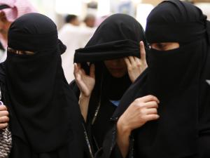 للمرّة الأولى.. السعوديات يصوتن في الانتخابات المحلية