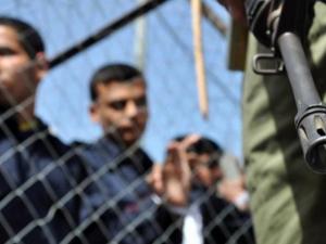 الأسرى يواصلون معركة العصيان داخل السجون لليوم الثامن والاحتلال يضيق عليهم