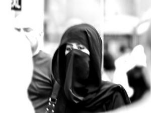 كويتية تنهال بالضرب على زوجها وعشيقته في الشارع