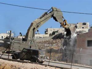 الاحتلال يهدم منشآت تجارية قرب مدخل حزما شمال شرق القدس