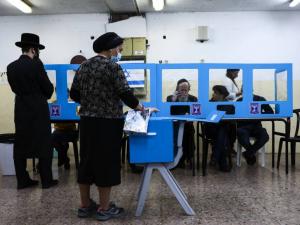 بالصور: للمرة الرابعة.. فتح صناديق الاقتراع لانتخابات "الكنيست" الإسرائيلي الـ24