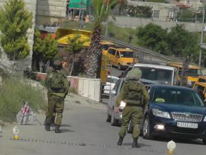 إغلاق مدخل "السموع" الغربي بمكعبّات اسمنتية