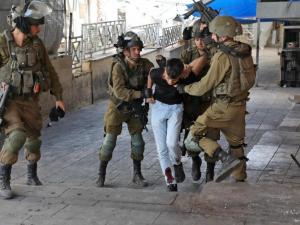 شرطة الاحتلال تعتقل طفلًا مقدسيًا بزعم نيته الطعن