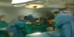 فيديو أثار جدلاً ..أطباء يتراقصون على"بشرة خير" خلال إجراء عملية جراحية!!