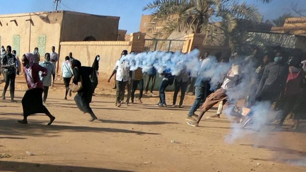 إصابات وحالات اختناق بقمع الآمن السوداني اعتصام الخرطوم