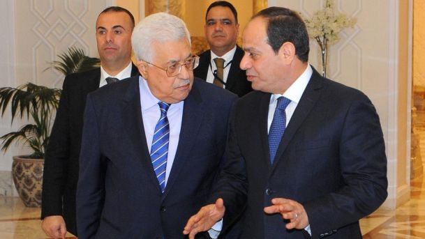 تناولا ملف المصالحة.. الرئيس عباس يجتمع مع نظيره المصري