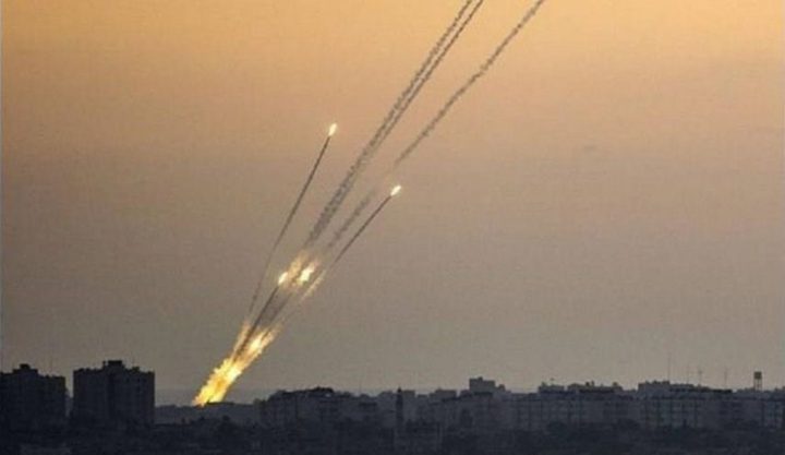 الاحتلال يزعم: إطلاق صاروخين من غزة وصافرات الانذار تدوي