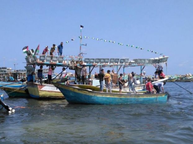 زوارق الاحتلال تحاصر سفينة الحرية في عرض بحر غزة
