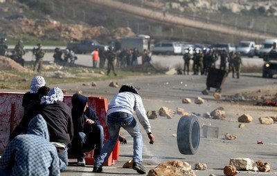 مواجهات مع الاحتلال على مدخل مخيم العروب