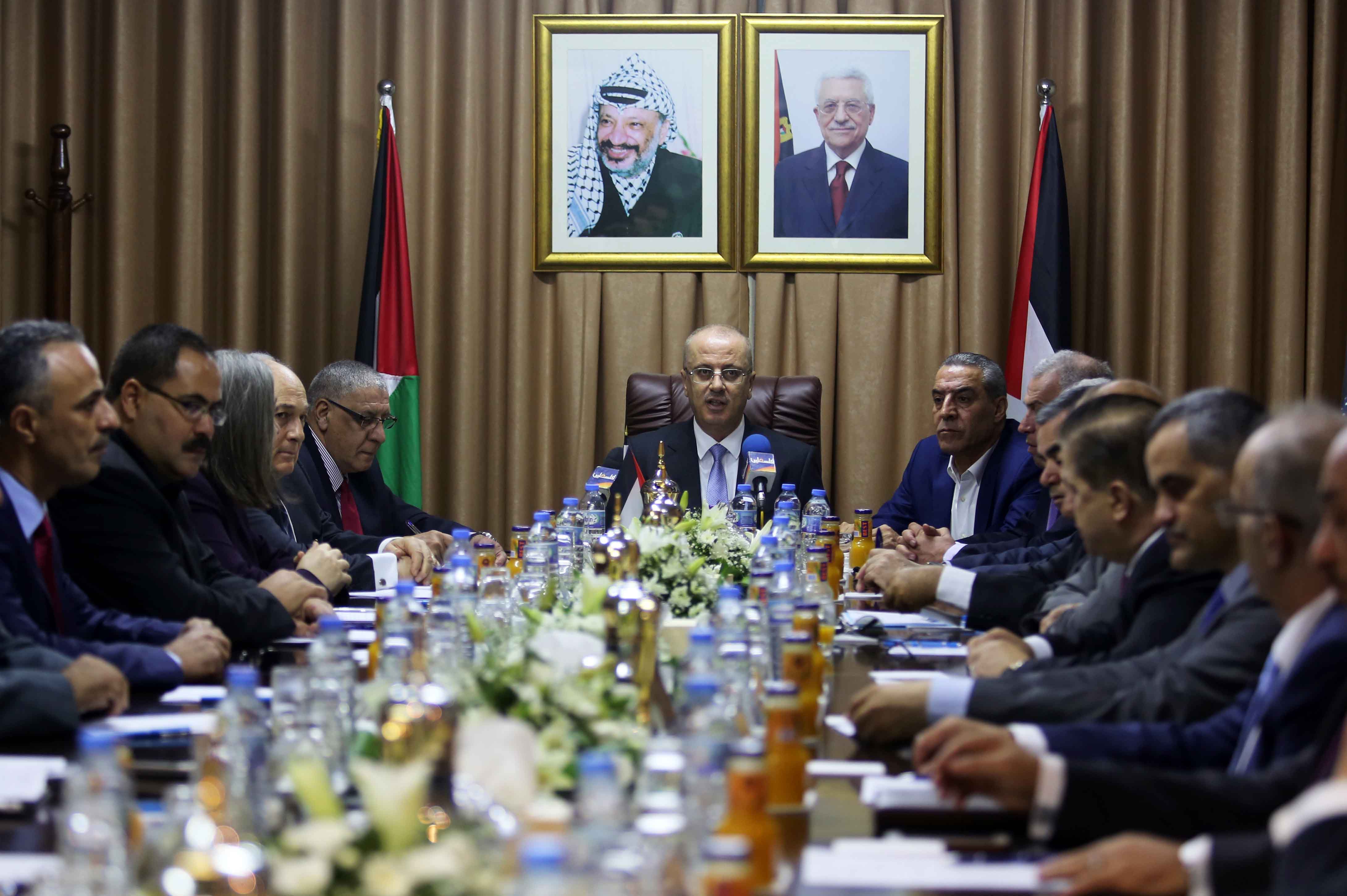 مجلس الوزراء يدعو إلى الالتفاف حول منظمة التحرير الفلسطينية