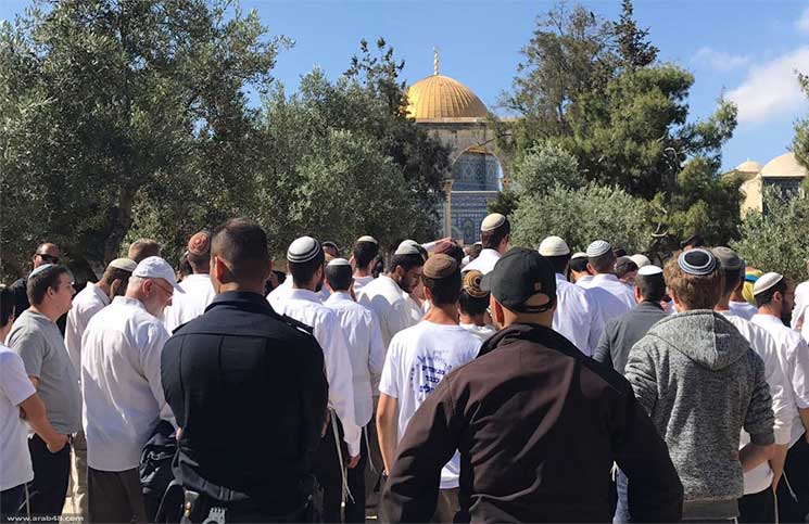 عشرات المتطرفين اليهود يقتحمون ساحات المسجد الأقصى