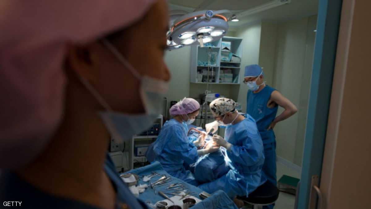 سرقة صور من مركز تجميل شهير.. ونجوم كبار "على أعصابهم"
