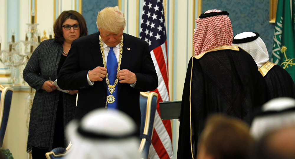 ترامب:لم أنحنِ للملك سلمان وإيران ستحتل السعودية في أسبوعين