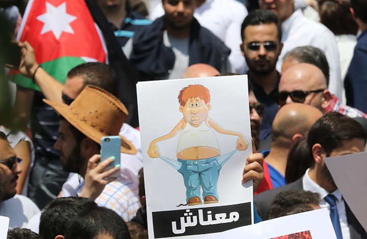 الأردن يواجه موجة انتقادات شعبية مع تصاعد متاعب الحكومة