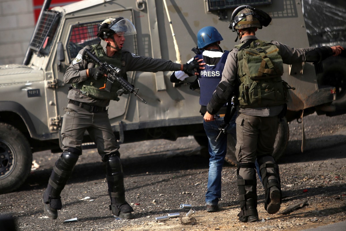 أوامر عسكرية بالاعتداء على صحفيين فلسطينيين والنتيجة "توبيخ وترقية"