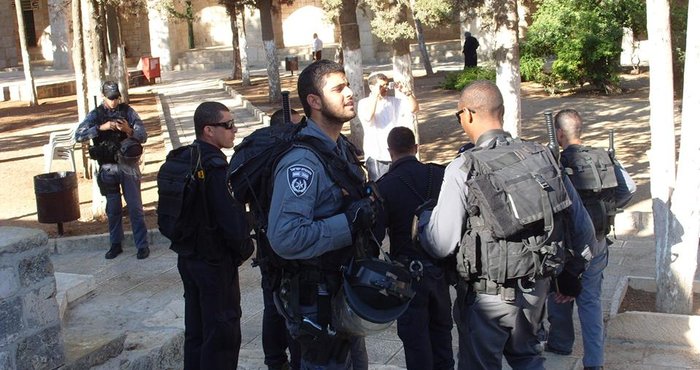 شرطة الاحتلال تعتدي على قبور شهداء في القدس
