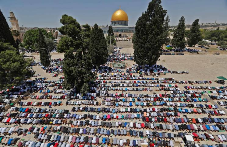 120 ألفاُ يؤدون الجمعة الأولى من رمضان في الأقصى -(صور وفيديوهات)