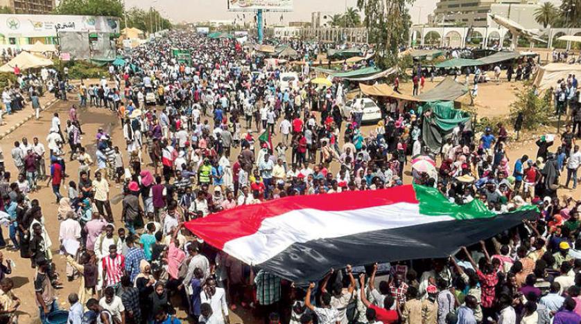دعوات لحماية الثورة والتصدي لمحاولات الجيش فض اعتصام الخرطوم
