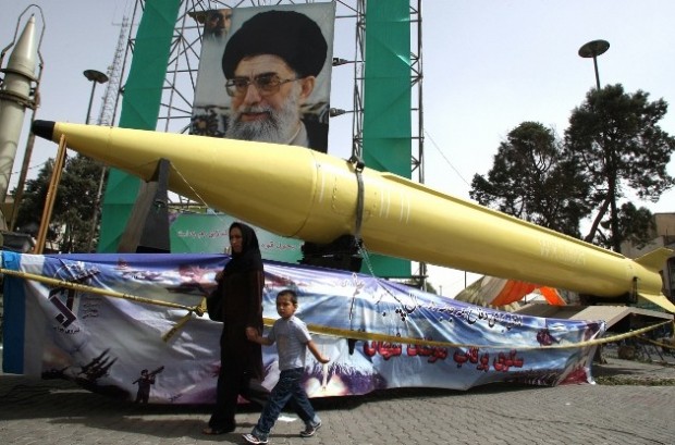 إيران تتحدى أمريكا وتتعهد بتوسيع برنامجها الصاروخي | Zamn Press ...