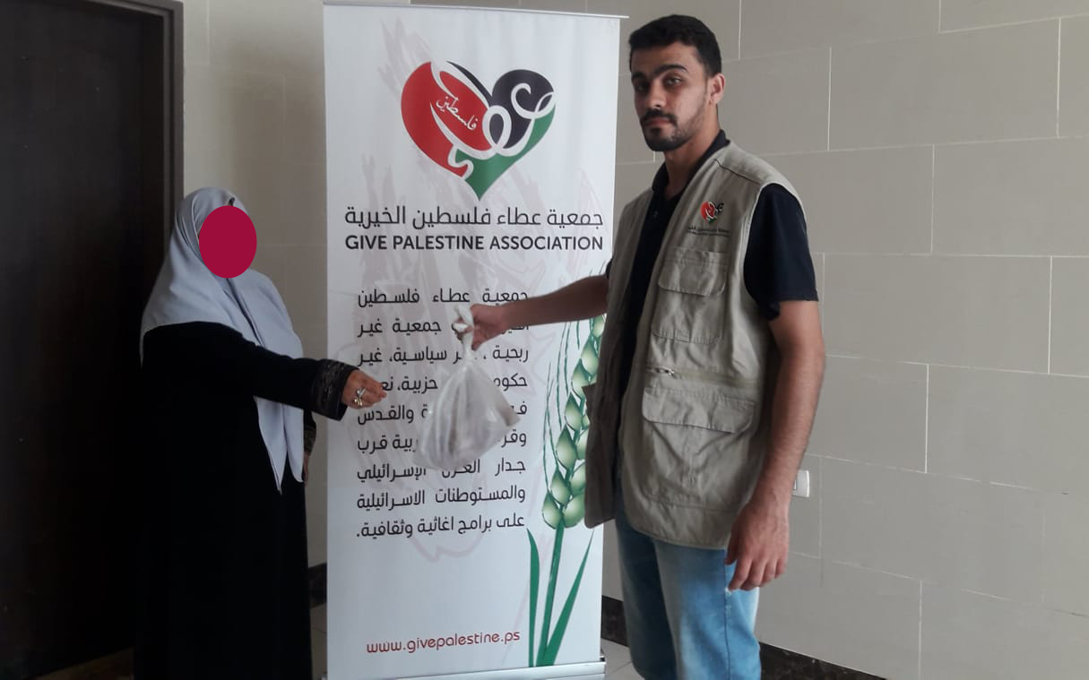 ضمن "حملة إيد بإيد نجمع أضحية العيد" ..  " عطاء فلسطين الخيرية " تختتم مشروع توزيع لحوم الأضاحي على الفقراء والأيتام
