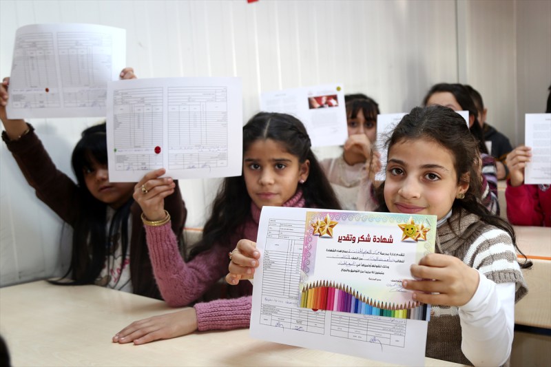كيف نتعامل مع أطفالنا عند استلامهم الشهادات المدرسية؟