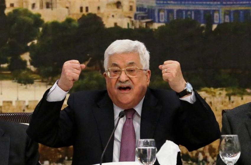 "هآرتس": عباس لن يقبل بأقل من كل عائدات الضرائب