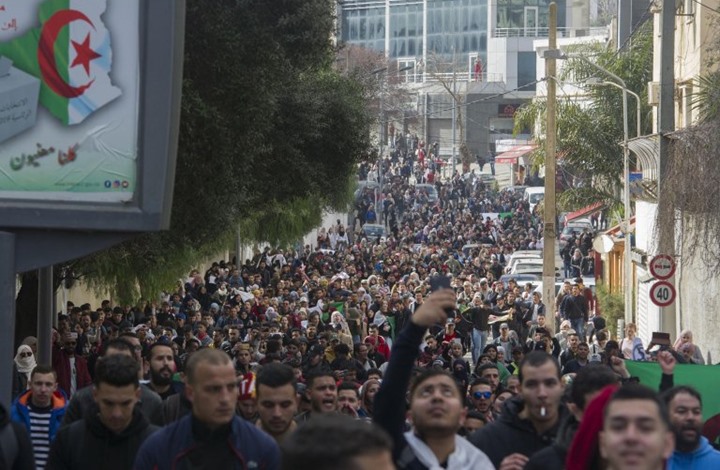 آلاف الجزائريين يخرجون بالجمعة السادسة رفضا لبوتفليقة 