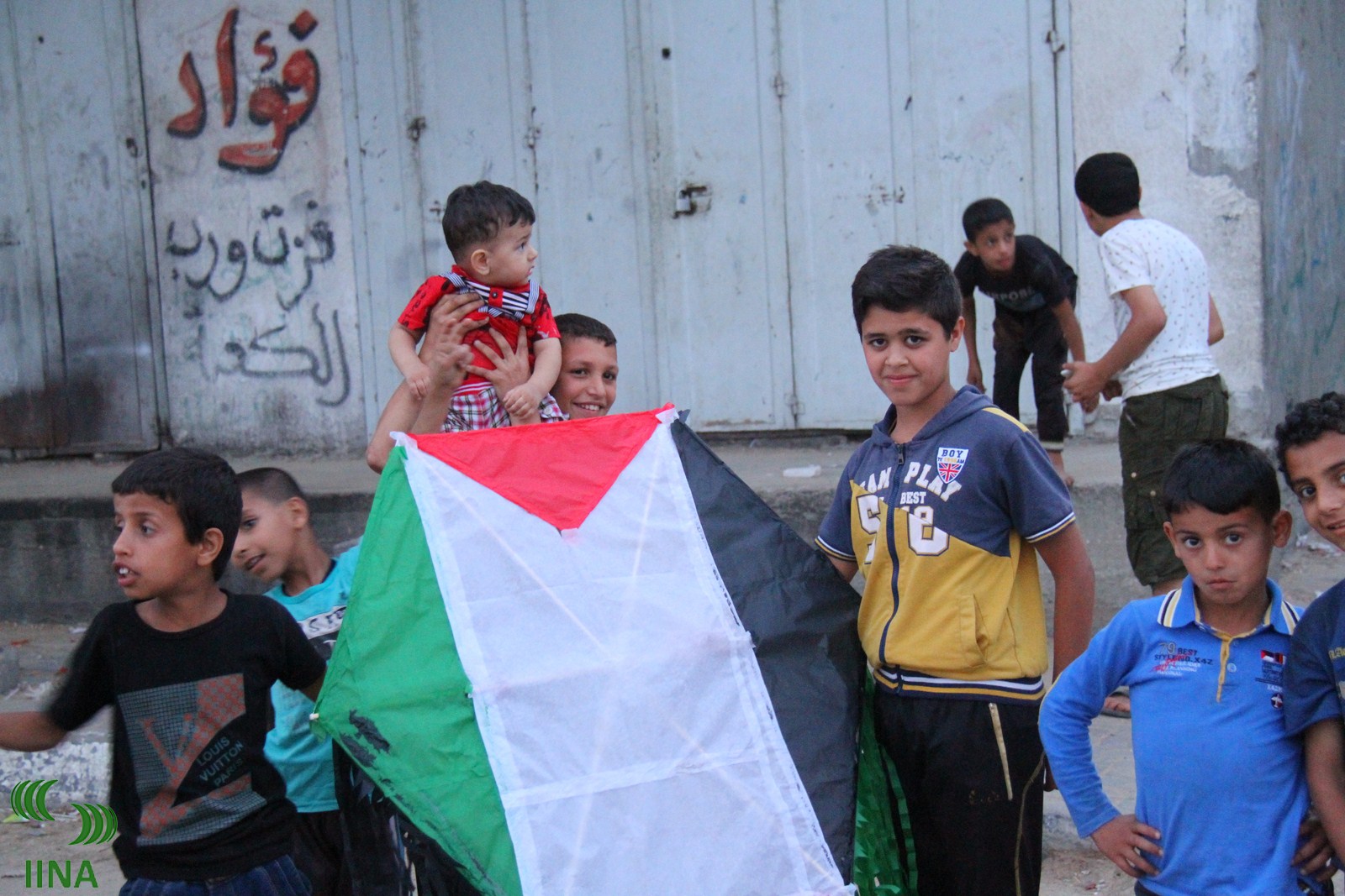 بينيت يؤيد استهداف أطفال غزة 