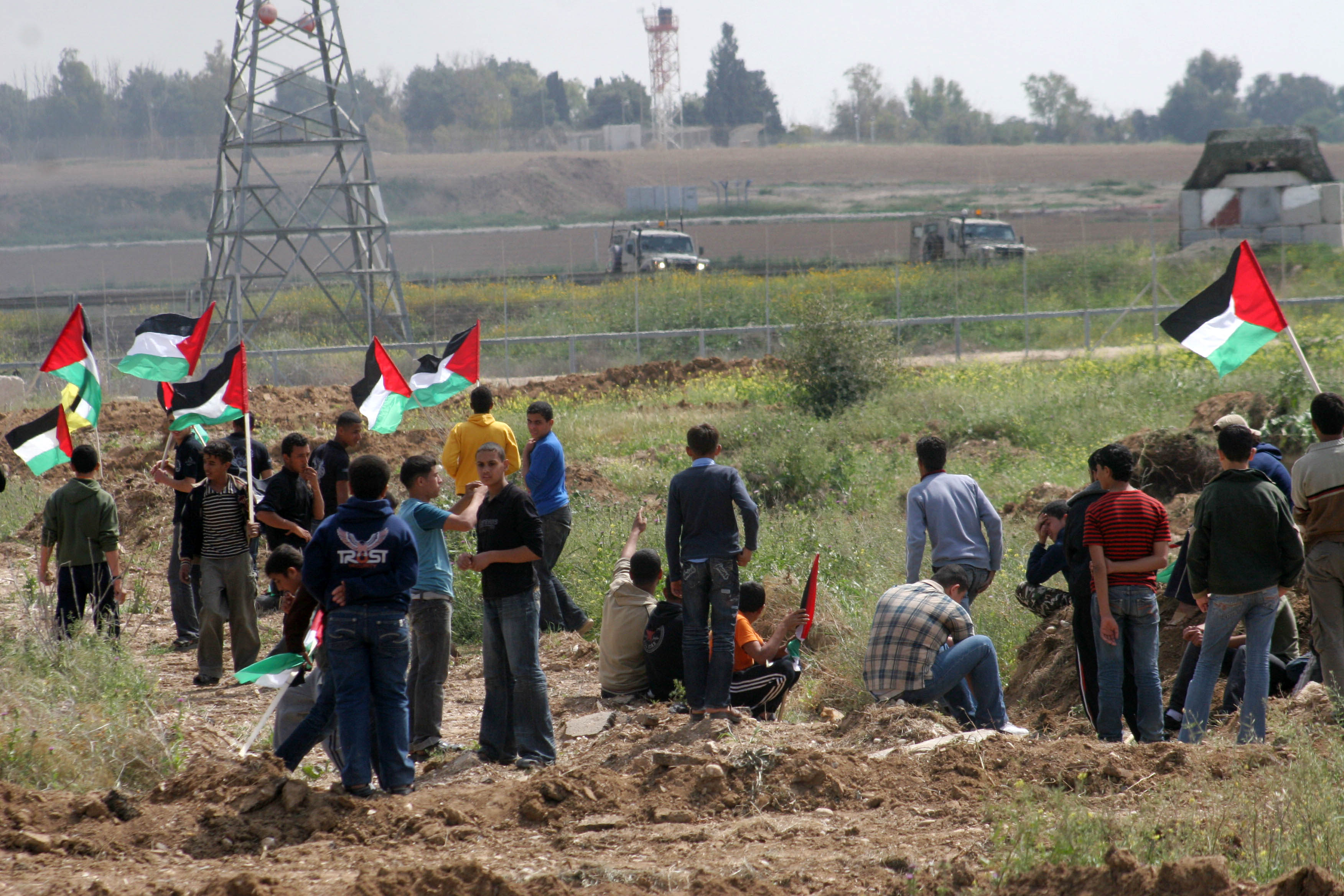 عدد من الإصابات برصاص الاحتلال على طول الشريط الحدودي لقطاع غزة