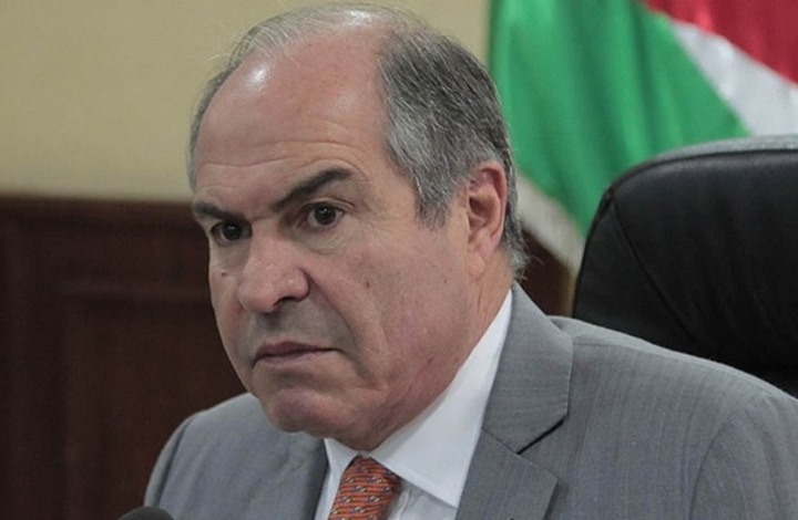 قدم رئيس الوزراء الأردني هاني الملقي استقالته من منصبه بعد ظهر اليوم الاثنين على وقع الاحتجاجات الساخنة التي شهدتها البلاد، والتي بدأت باضراب عام عن العمل نظمته النقابات المهنية يوم الأربعاء الماضي.      وتأتي استقالة الملقي بعد أن توسعت الاحتجاجات مساء الأحد أمام مكتبه وسط العاصمة عمان، وهي احتجاجات بدأت ضد مشروع قانون ضريبة الدخل لكنها سرعان ما توسعت للمطالبة بالاطاحة بالحكومة كاملة، وهو ما حدث فعلا الاثنين.      وتأتي استقالة الحكومة استباقا للجولة الثانية من الاضراب والتي قررتها النقابات المهنية يوم الأ