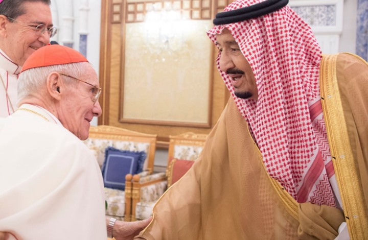 السعودية عن استقبال الملك سلمان لوفد بابوي: حدث تاريخي