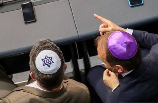 هل تعرف لماذا يرتدي اليهود قبعة صغيرة علي رؤوسهم؟