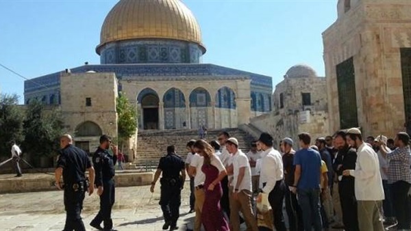 عشرات المستوطنين يقتحمون ساحات المسجد الأقصى