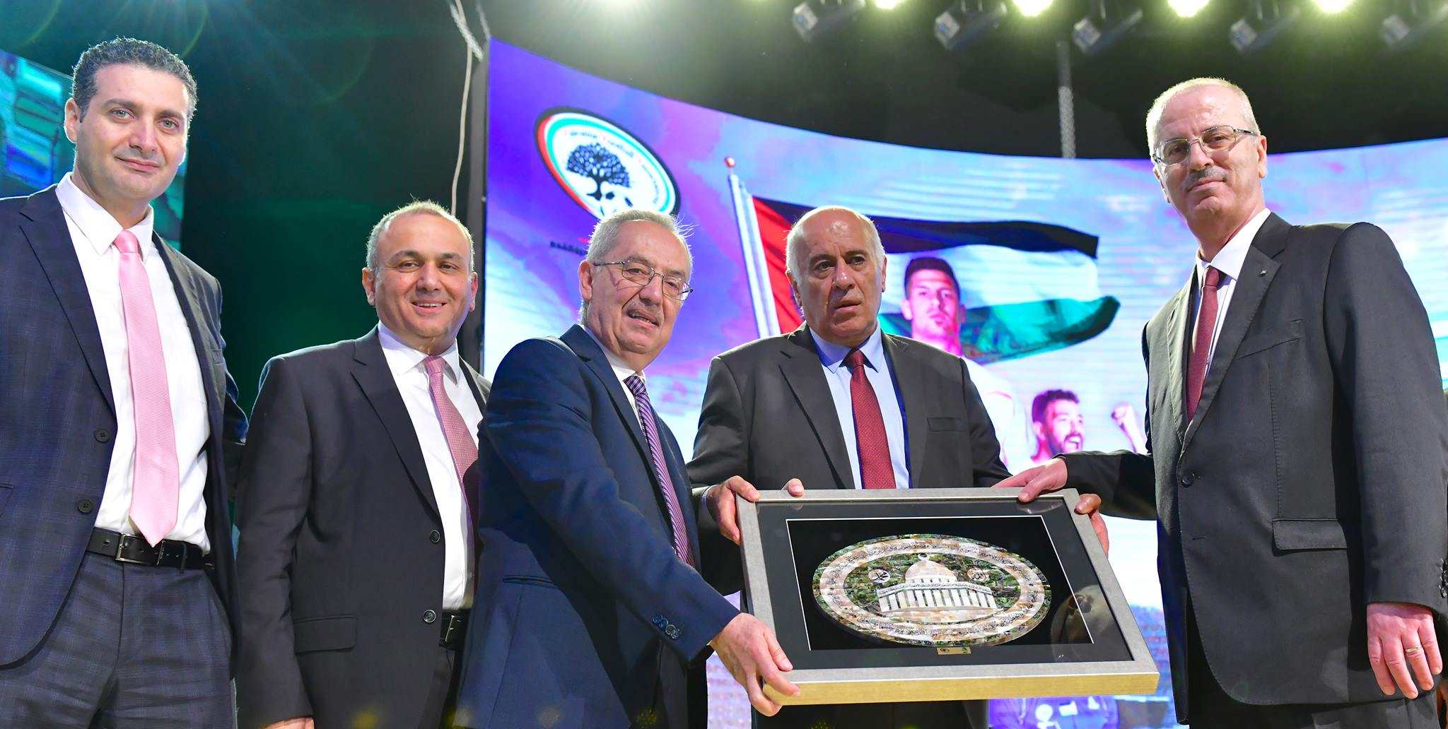 جوال واتحاد كرة القدم يكرمان المنتخب الوطني" الفدائي"