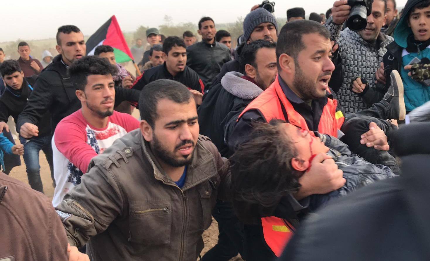 إصابات بالرصاص والاختناق على طول الحدود الشرقية لقطاع غزة