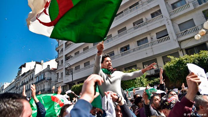 الجزائريون إلى الشارع مجددًا للجمعة السابعة