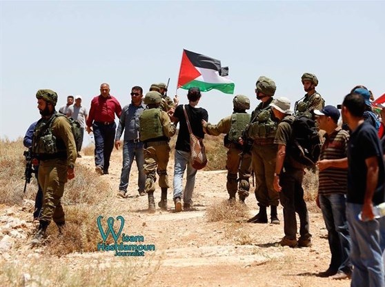  اعتقلت قوات الاحتلال، ظهر اليوم السبت، مصور تلفزيون فلسطين، كما واعتقلت نائب منسق تجمع المدافعين عن حقوق الانسان و6 اجانب متضامنين مع الشعب الفلسطيني، خلال مشاركتهم في وقفة احتجاجية ضد الاستيلاء على أراضي المواطنين في منطقة الحمرا ببلدة بني نعيم شرق الخليل. وقالت مصادر محلية، ان قوات الاحتلال اعتقلت الصحفي إياد عبد الحفيظ الهشلمون مصور التلفزيون الرسمي وبديع الدويك منسق تجمع المدافعين عن حقوق الانسان، و6 متضامنين، قبل ان يعتدي جنود الاحتلال بالضرب على المواطنين والمتضامنين الأجانب، وإبعادهم بالقوة عن المكا