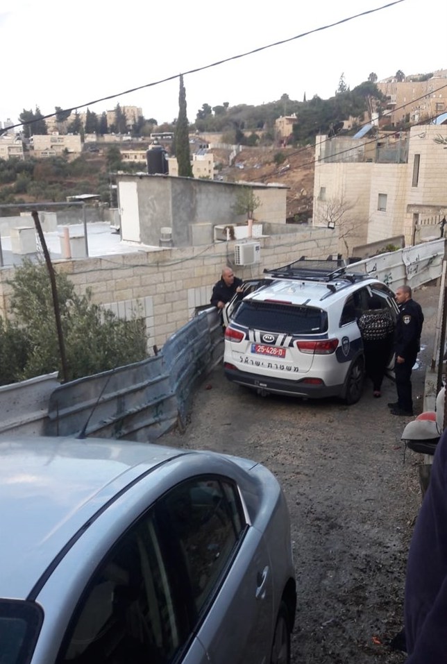 اقتحام منزل منفذ عملية الطعن بالقدس واعتقال والدته