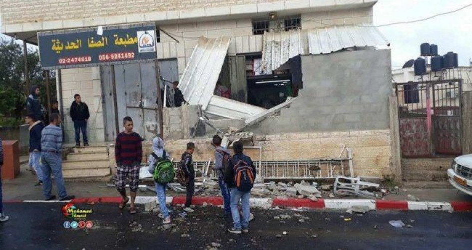 القدس: الاحتلال يهدم جزءا من مطبعة ويستولي على محتوياتها ويغلقها