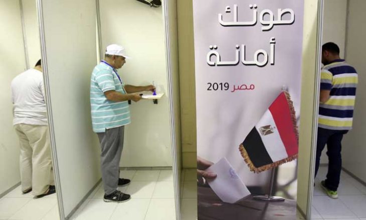 المصريون يصوتون في استفتاء على تعديلات دستورية تمدد حكم السيسي