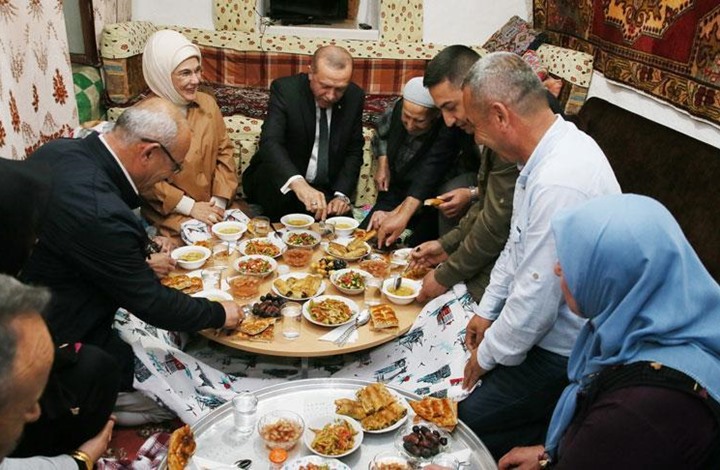 هكذا استقبلت عائلة تركية أردوغان على مائدة الإفطار (شاهد)