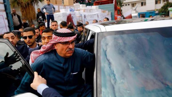 متظاهرون يرشقون سيارة العمادي بالحجارة شرق غزة