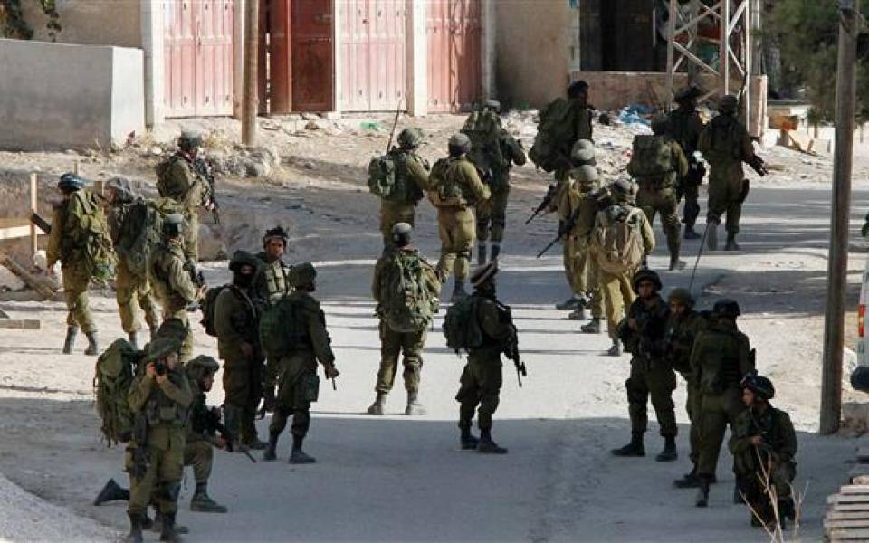 قوات الاحتلال تنهب مبالغًا مالية خلال اقتحامها لبلدة سلواد