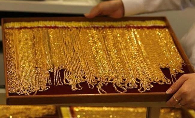 الذهب يرتفع مع تراجع الدولار.. كم أصبحت الأسعار؟