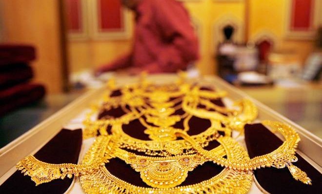 أسعار الذهب تتراجع.. هل حان وقت الشراء؟