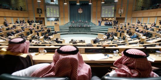 الحكومة الأردنية تنقل معركة "ضريبة الدخل" إلى مجلس النواب