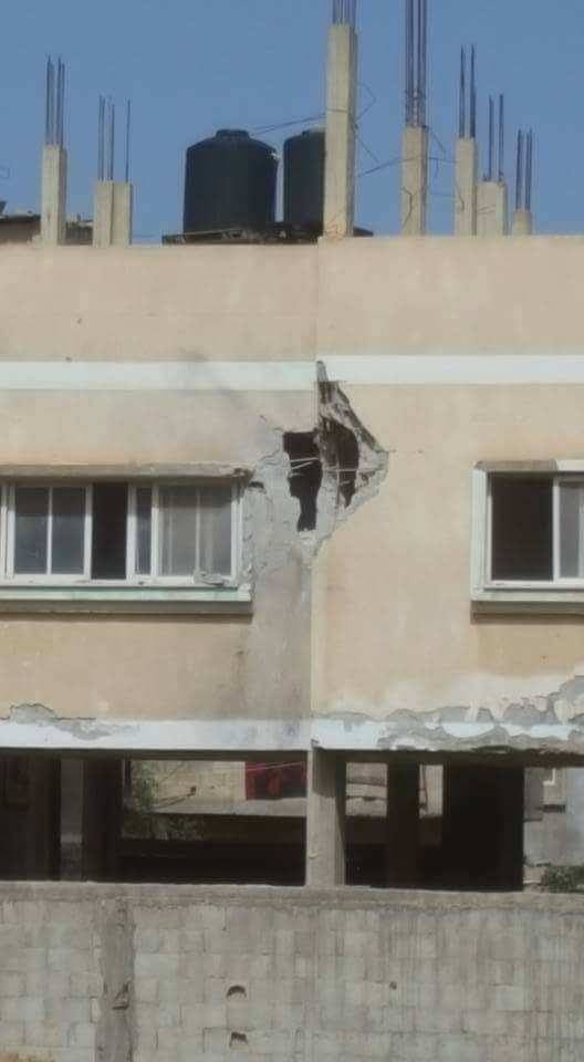 صور: اصابة مواطن بسقوط قذيفة مصرية على منزل برفح