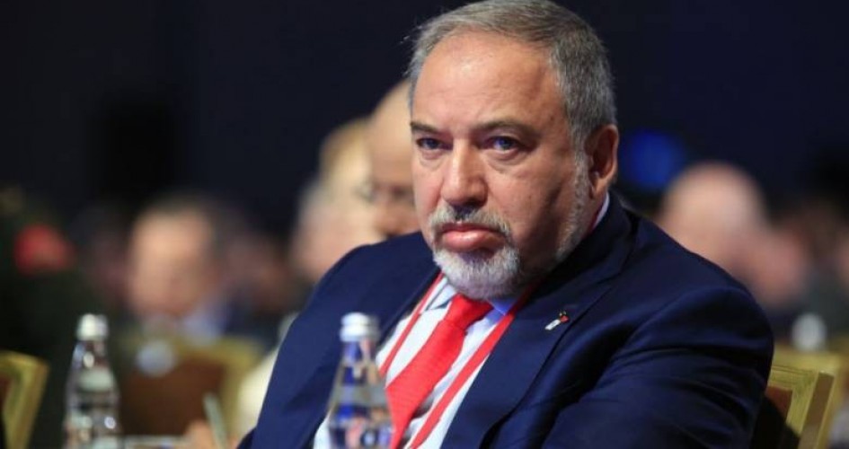 ليبرمان يعلن استقالته من منصبة ويطالب بانتخابات مبكرة