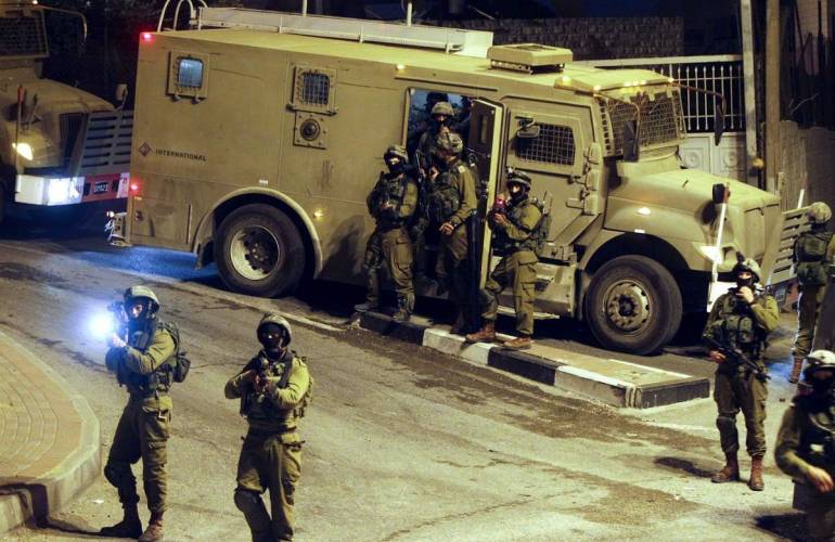 اعتقالات ومداهمات في الضفة والقدس